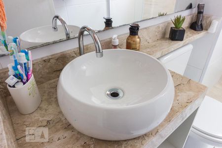 Banheiro de apartamento para alugar com 2 quartos, 48m² em Vila Amália (zona Norte), São Paulo