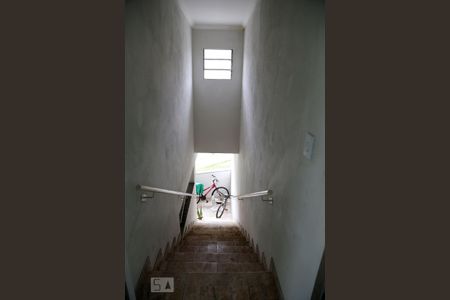 Escada de casa para alugar com 1 quarto, 40m² em Jd Record, Taboão da Serra