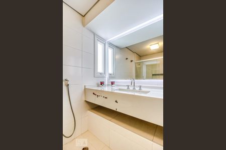 Apartamento à venda com 125m², 2 quartos e 2 vagas Apartamento à venda com 125m², 2 quartos e 2 vagasBanheiro da segunda suíte