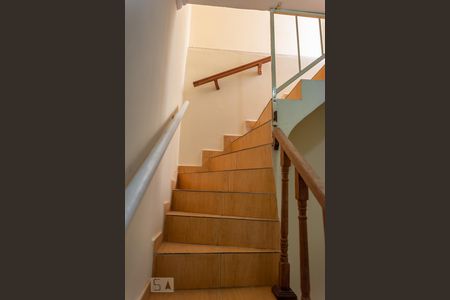 Casa à venda com 160m², 3 quartos e 1 vaga Casa à venda com 160m², 3 quartos e 1 vagaEscada