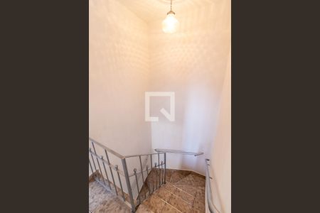 Casa à venda com 92m², 2 quartos e 2 vagasEscada