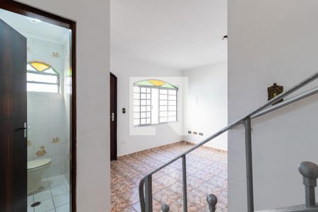 Casa à venda com 92m², 2 quartos e 2 vagasEscada