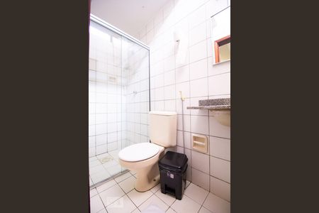 Banheiro de kitnet/studio para alugar com 1 quarto, 27m² em Asa Norte, Brasília