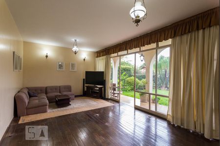 Casa à venda com 573m², 4 quartos e 6 vagasSala