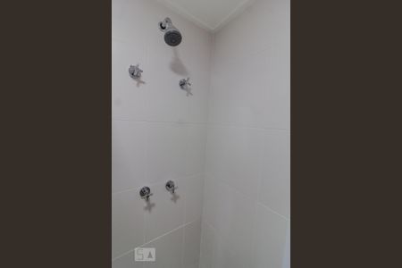 Chuveiro do banheiro de apartamento para alugar com 2 quartos, 56m² em Jardim Flor da Montanha, Guarulhos
