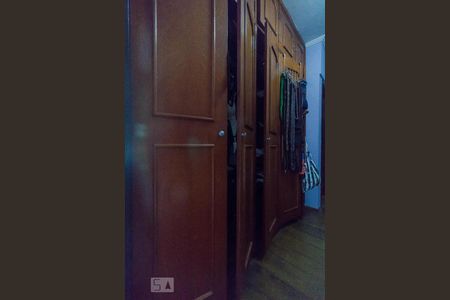 Casa de condomínio à venda com 900m², 3 quartos e 8 vagas Casa de condomínio à venda com 900m², 3 quartos e 8 vagasCloset da Suíte 02