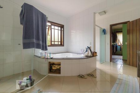 Casa de condomínio à venda com 900m², 3 quartos e 8 vagas Casa de condomínio à venda com 900m², 3 quartos e 8 vagasBanheiro da Suíte Master