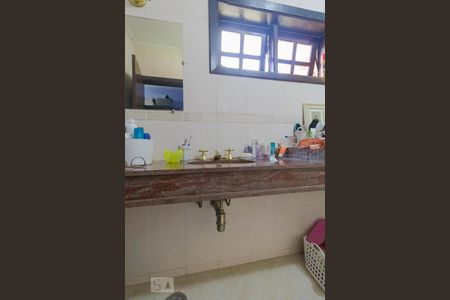 Casa de condomínio à venda com 900m², 3 quartos e 8 vagas Casa de condomínio à venda com 900m², 3 quartos e 8 vagasBanheiro da Suíte 02