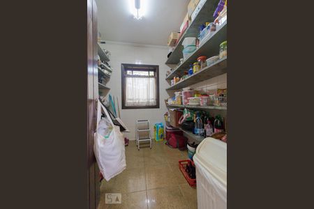 Casa de condomínio à venda com 900m², 3 quartos e 8 vagas Casa de condomínio à venda com 900m², 3 quartos e 8 vagasDespensa