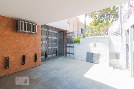Garagem de casa para alugar com 3 quartos, 220m² em Jardim das Acácias, São Paulo