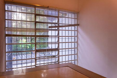 Casa para alugar com 220m², 3 quartos e 2 vagasEscadas