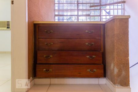 Casa para alugar com 220m², 3 quartos e 2 vagasEscadas