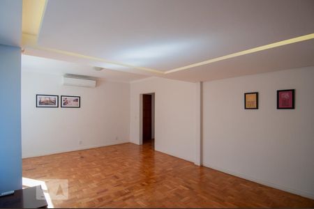 Sala de Apartamento com 2 quartos, 83m² Petrópolis