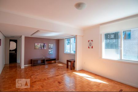 Sala de Apartamento com 2 quartos, 83m² Petrópolis
