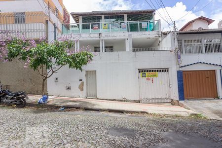 Casa à venda com 304m², 3 quartos e 2 vagas Casa à venda com 304m², 3 quartos e 2 vagasFachada