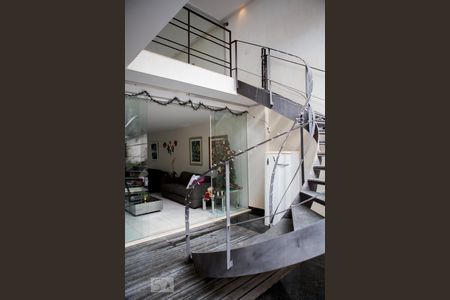 Casa à venda com 744m², 6 quartos e 8 vagasEscada de acesso terceiro piso