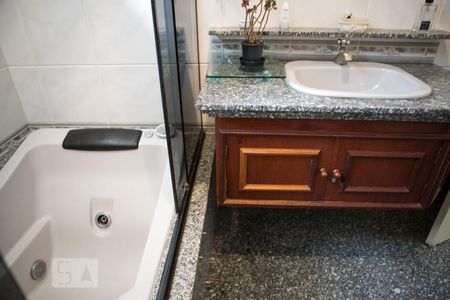 Casa à venda com 744m², 6 quartos e 8 vagasBanheiro do corredor