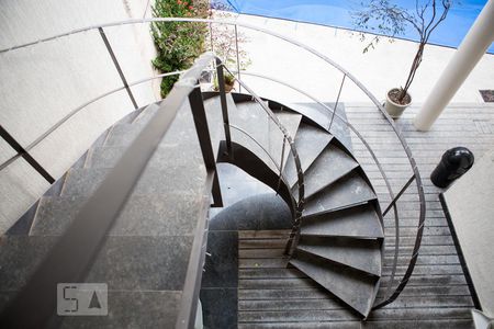 Casa à venda com 744m², 6 quartos e 8 vagasEscada de acesso terceiro piso