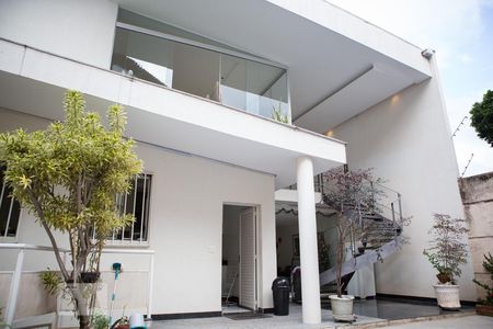 Casa à venda com 744m², 6 quartos e 8 vagasÁrea externa fundos