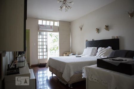 Casa à venda com 744m², 6 quartos e 8 vagasQuarto 1 - suíte