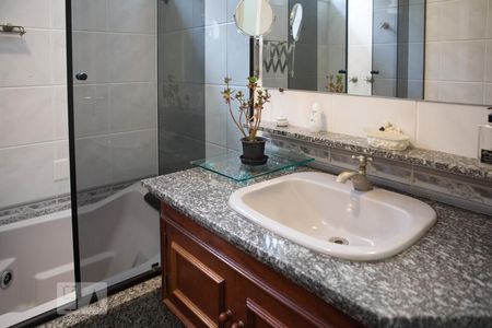 Casa à venda com 744m², 6 quartos e 8 vagasBanheiro do corredor