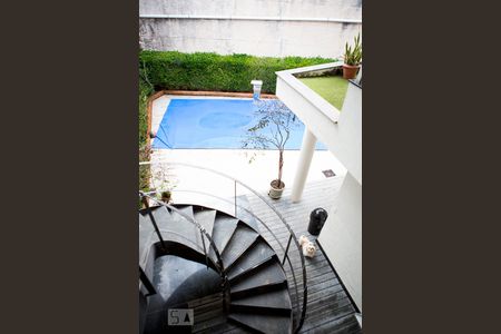 Casa à venda com 744m², 6 quartos e 8 vagasEscada de acesso terceiro piso