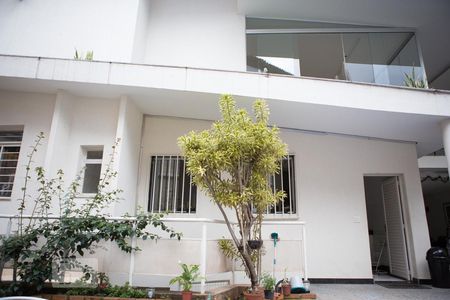 Casa à venda com 744m², 6 quartos e 8 vagasÁrea externa fundos