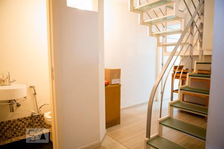 Casa à venda com 744m², 6 quartos e 8 vagasHall escada acesso segundo piso