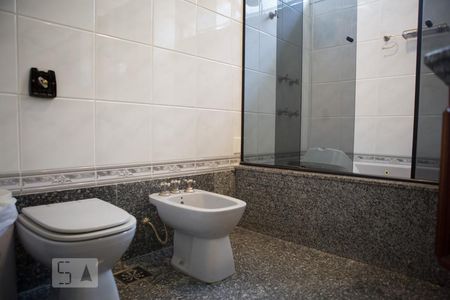 Casa à venda com 744m², 6 quartos e 8 vagasBanheiro do corredor