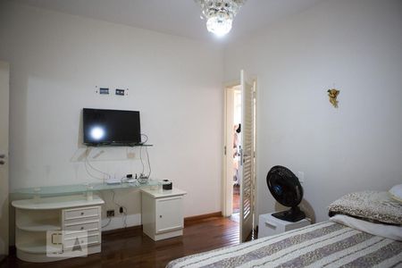 Casa à venda com 744m², 6 quartos e 8 vagasQuarto 3 - semi suíte