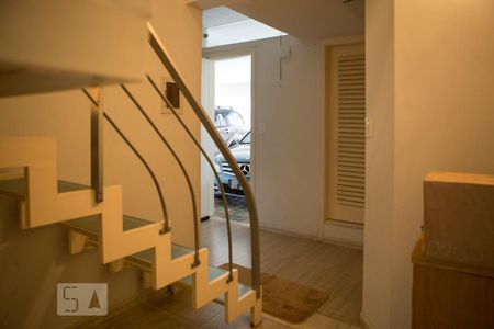 Casa à venda com 744m², 6 quartos e 8 vagasEscada acesso segundo piso