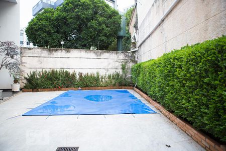 Casa à venda com 744m², 6 quartos e 8 vagasÁrea externa fundos