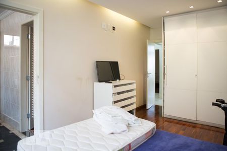 Casa à venda com 744m², 6 quartos e 8 vagasQuarto 2 - semi suíte