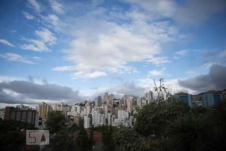 Casa à venda com 744m², 6 quartos e 8 vagasSalão gourmet - home theater - vista