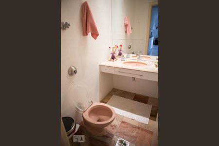 Casa à venda com 744m², 6 quartos e 8 vagasBanheiro 5 - suíte