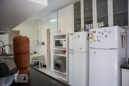 Casa à venda com 744m², 6 quartos e 8 vagasCozinha