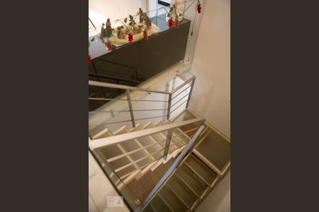 Casa à venda com 744m², 6 quartos e 8 vagasEscada acesso ao primeiro piso