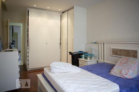 Casa à venda com 744m², 6 quartos e 8 vagasQuarto 2 - semi suíte