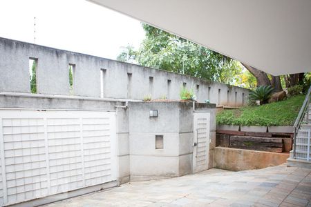 Casa à venda com 744m², 6 quartos e 8 vagasÁrea externa - entrada para garagem