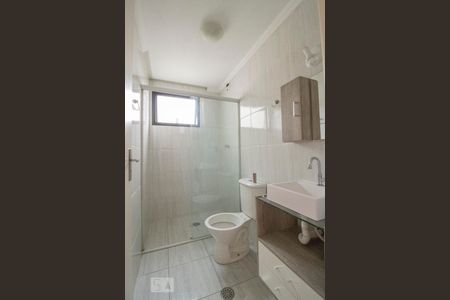 Banheiro de apartamento para alugar com 2 quartos, 63m² em Chácara Agrindus, Taboão da Serra