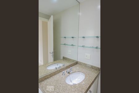 Banheiro suíte  de apartamento para alugar com 2 quartos, 70m² em Vila Olímpia, São Paulo