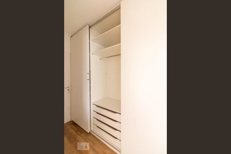 Apartamento à venda com 114m², 4 quartos e 3 vagasCloset quarto 2 suíte