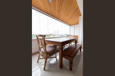 Varanda gourmet - mesa e cadeiras de apartamento à venda com 4 quartos, 114m² em Jardim Zaira, Guarulhos