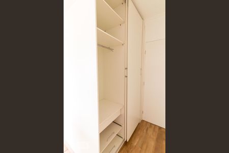 Apartamento à venda com 114m², 4 quartos e 3 vagasCloset quarto 2 suíte