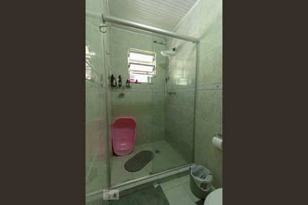 banheiro social de apartamento para alugar com 3 quartos, 60m² em Humaitá, Porto Alegre