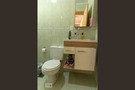 banheiro social de apartamento para alugar com 3 quartos, 60m² em Humaitá, Porto Alegre