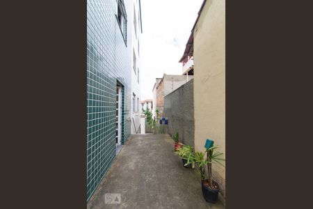 Apartamento para alugar com 90m², 3 quartos e 2 vagasLateral externa de acesso à garagem