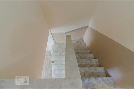 Casa para alugar com 210m², 5 quartos e 1 vagaEscada Interna