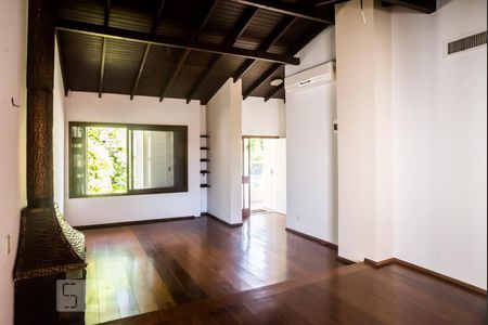 Sala de casa à venda com 5 quartos, 330m² em Três Figueiras, Porto Alegre