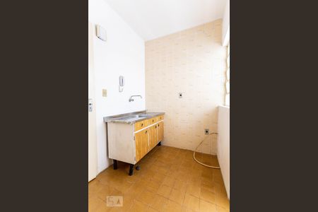 Cozinha de apartamento para alugar com 1 quarto, 40m² em Passo da Areia, Porto Alegre
